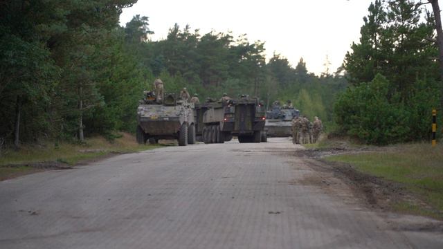 Armored vehicles return to base after 10 days of exercise - CV90 - PIRANHA 5 - MAN Trucks смотреть онлайн