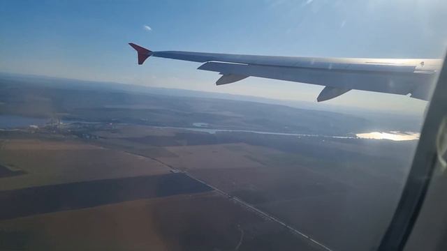 Взлет самолёта - Самолёт летит прямо над море смотреть онлайн