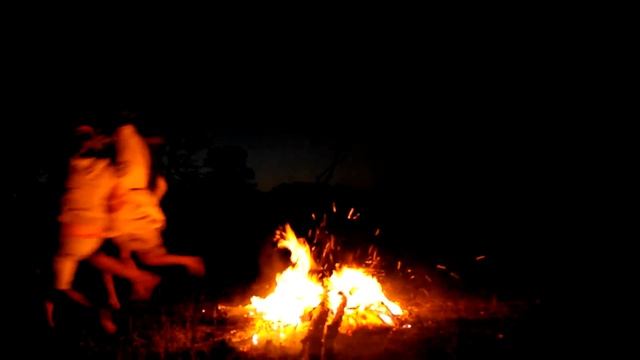 Прыжки через костер на Ивана Купала.MP4 смотреть онлайн
