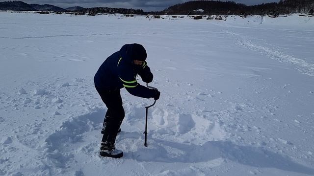 Показываю как я готовлю лунку для ловли краба на море зимой. Очень много снега! смотреть онлайн