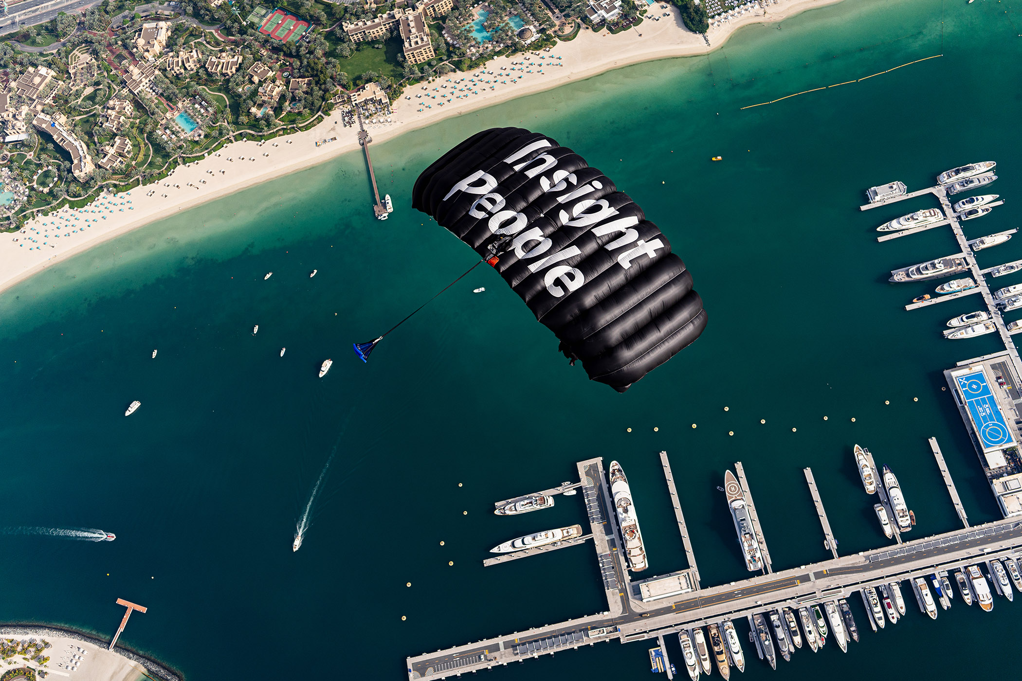 Резидент продюсерского центра Сергей Бойцов прыгнул с куполом «Инсайт Люди» в центре Дубая смотреть онлайн