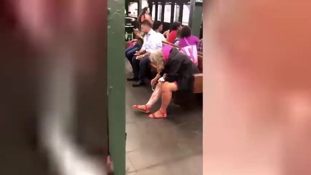 ЖЕНЩИНА БРЕЕТ НОГИ В МЕТРО смотреть онлайн