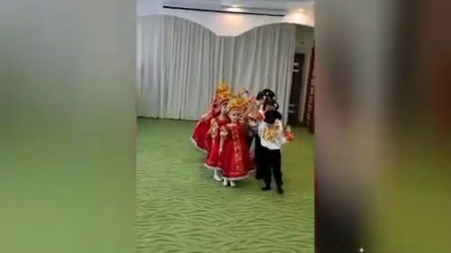 Старшая группа "Колокольчик" поздравляет с Днём народного единства! смотреть онлайн