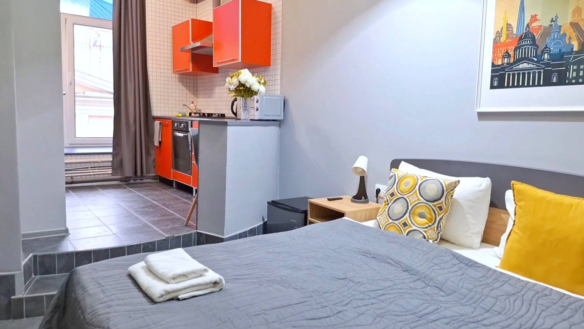 Снять апартаменты в центре Санкт-Петербурга. Номер студия с кухней в отеле Lopatin Невский 100