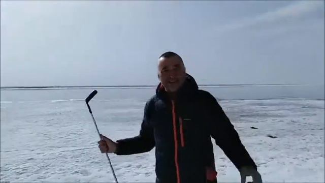 The Russians are playing mini golf on a floating ice floe! Как Саратовские Моржи играют в мини голь смотреть онлайн
