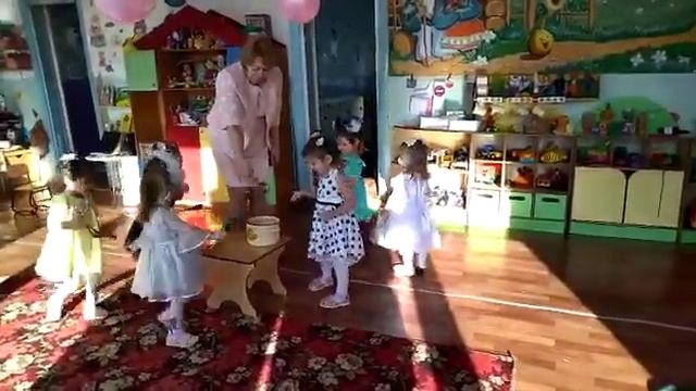 Танец маленьких поварят. Девочки второй группы раннего возраста "Цыплята" смотреть онлайн