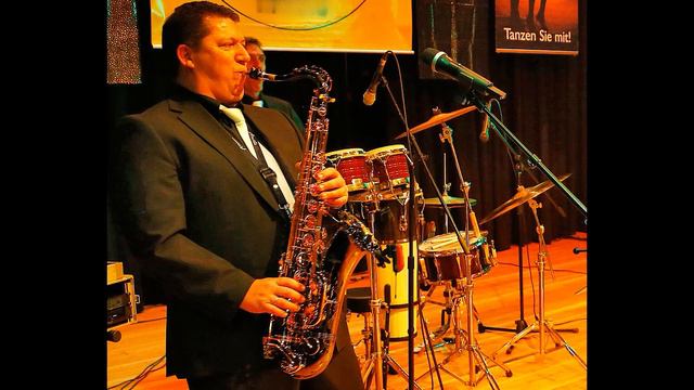 Rockin around the Christmas Tree - The Vio Friedmann Band смотреть онлайн