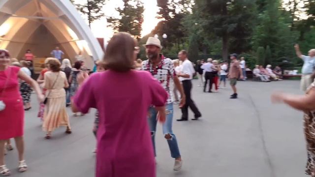 ТОПОЛЯ, ТОПОЛЯ ВСЕ В ПУХУ! ХАРЬКОВ МИРНЫЙ ТАНЦЫ В ПАРКЕ ГОРЬКОГО 2021 смотреть онлайн