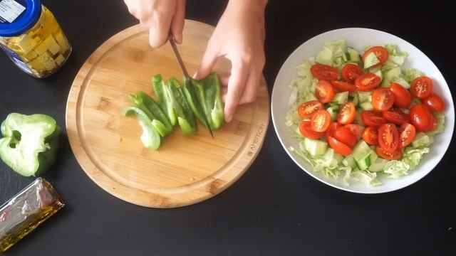 Греческий Салат. Классический Греческий Салат. Свежайшие Овощи И Хорошая Фета... смотреть онлайн