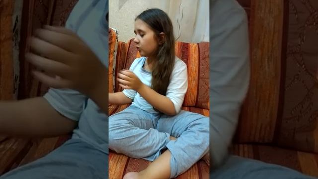 Маруся кушает пюре