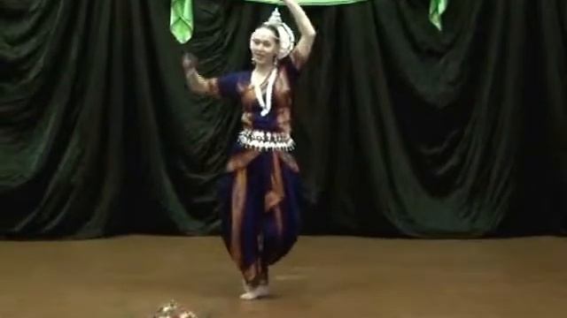 Индийский танец в стиле Одисси "Шива" смотреть онлайн