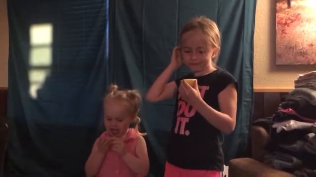 Funny kids react to eating a lemon slice смотреть онлайн