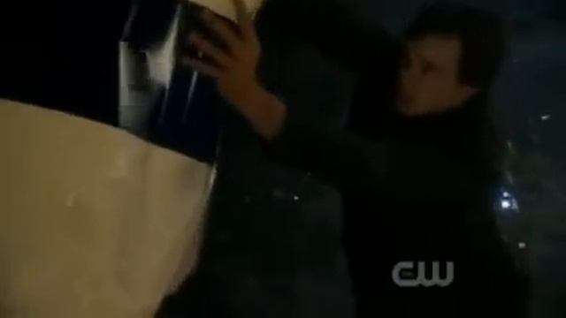 Smallville - 9x01 - Savior - Lois appears inside a train. смотреть онлайн