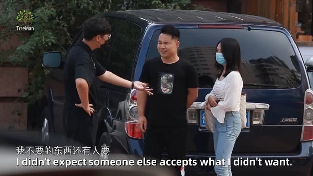 Girl Asks Strangers to Pretend to Be Her Boyfriend | Social Experiment 女生为躲避前任纠缠找路人假扮男友，路人小哥瞬间化身霸道总 смотреть онлайн