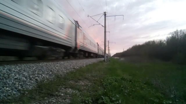 ЭП1-215 с поездом 128Ы Адлер-Красноярск смотреть онлайн