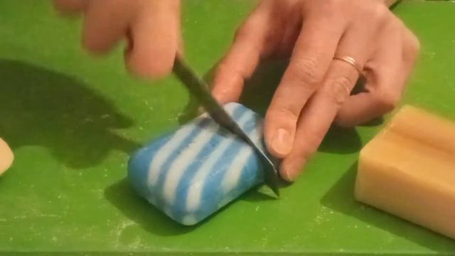 нарезаю кубики на мыле.теперь надо подождать,когда кусочки мыла высохнуть,чтоб порезать их/asmr soa смотреть онлайн