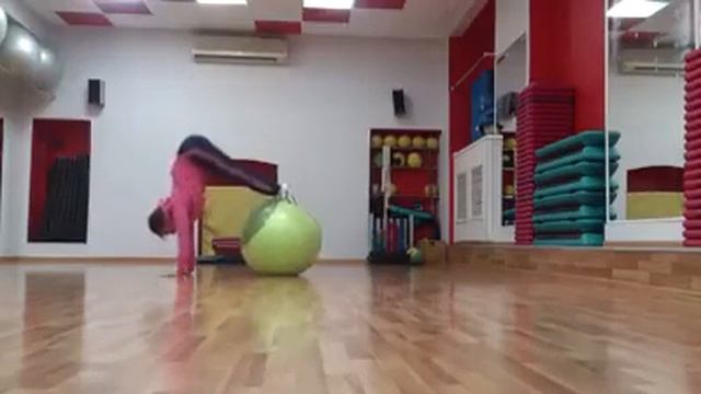 Подготовка к стойке на руках. Средний уровень смотреть онлайн