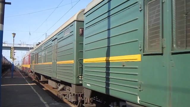 ЧС4Т-728 и ЧС4Т-261 с приветливым машинистом