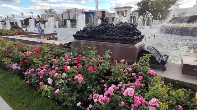ВДНХ . Приятная прогулка в тёплое сентябрьское воскресенье смотреть онлайн