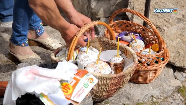 В Керчи начали святить пасхальные куличи смотреть онлайн