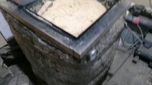 Топим котёл опилками.