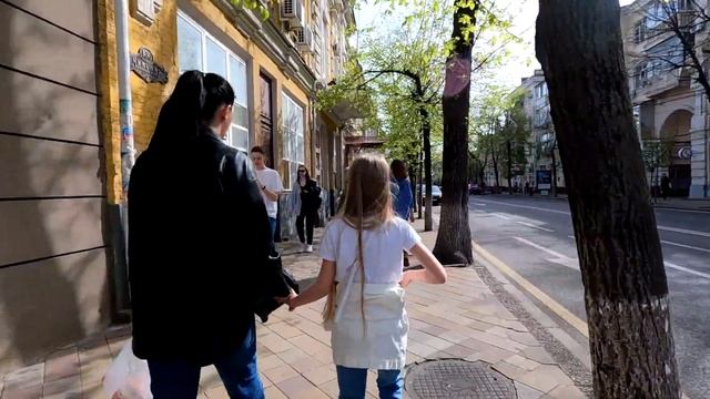 Краснодар 2022 улица Красная в выходные. Весна, Вербное воскресенье. Много людей, прогулка, walking смотреть онлайн