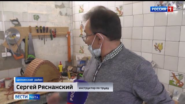 Кашпо, кресла: воспитанники центра "Родник" своими руками плетут вещи из искусственного ротанга смотреть онлайн