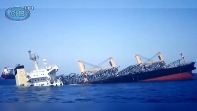 Огромный КОРАБЛЬ ТОНЕТ в море Как тонет Большой Корабль смотреть онлайн