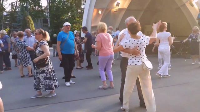 А ЛЕТО ЦВЕТА НЕБА! ТАНЦЫ ХАРЬКОВ УКРАИНА СЧАСТЛИВЫЕ ДНИ смотреть онлайн