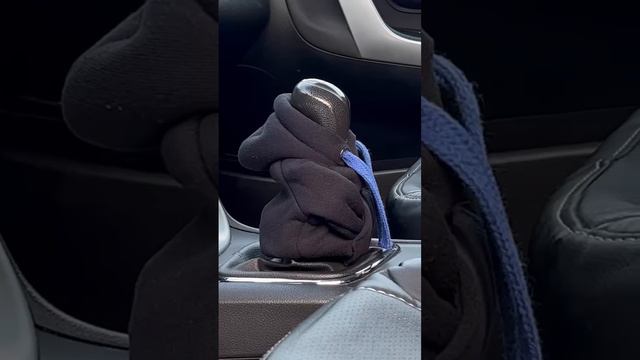 Стильный черный худи с синим шнурком на ручку КПП ⭐️ смотреть онлайн