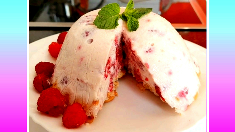 Торт без выпечки с творогом и малиной.