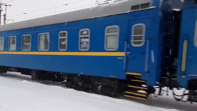 Скорый поезд 83/84 Киев-Мариуполь проходит станцию Киев Демеевский смотреть онлайн