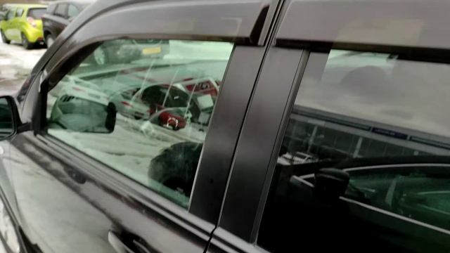 Автоэксперт осматривает перед покупкой Nissan X-Trail смотреть онлайн