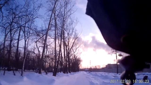 Велокурьер проезжает Уралмаш по пр.Космонавтов, -27°С, ветер 8 м/с. смотреть онлайн