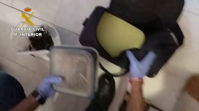 La Guardia Civil interviene en Almería dos Kalashnikov AK 47 y detiene a su propietario смотреть онлайн