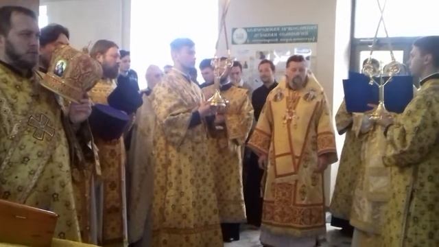 Молебен Иннокентию Московскому с отцом Илием в семинарии смотреть онлайн