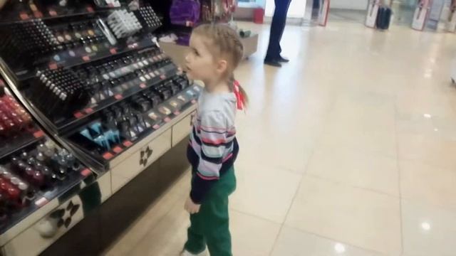 Даша выбирает лаки в Торговом Центре, покупаем красоту! смотреть онлайн