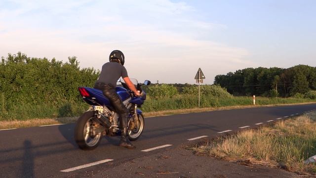 Suzuki SV650S wheelie & stoppie смотреть онлайн
