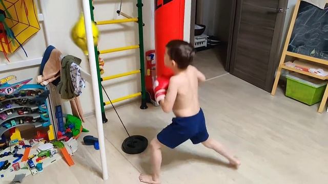 Домашняя тренировка на боксерском мешке, на груше на растяжках и кики Мирон Вафаков смотреть онлайн
