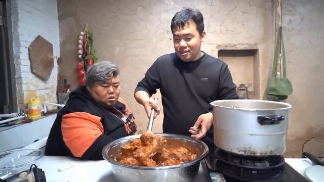 猴哥想吃蒜香排骨了，空气炸锅20分钟就出锅，皮脆肉嫩啃得真过瘾！【胖猴仔】