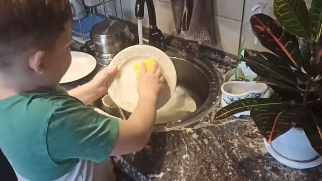 РУСЛАША МОЕТ ПОСУДУ смотреть онлайн