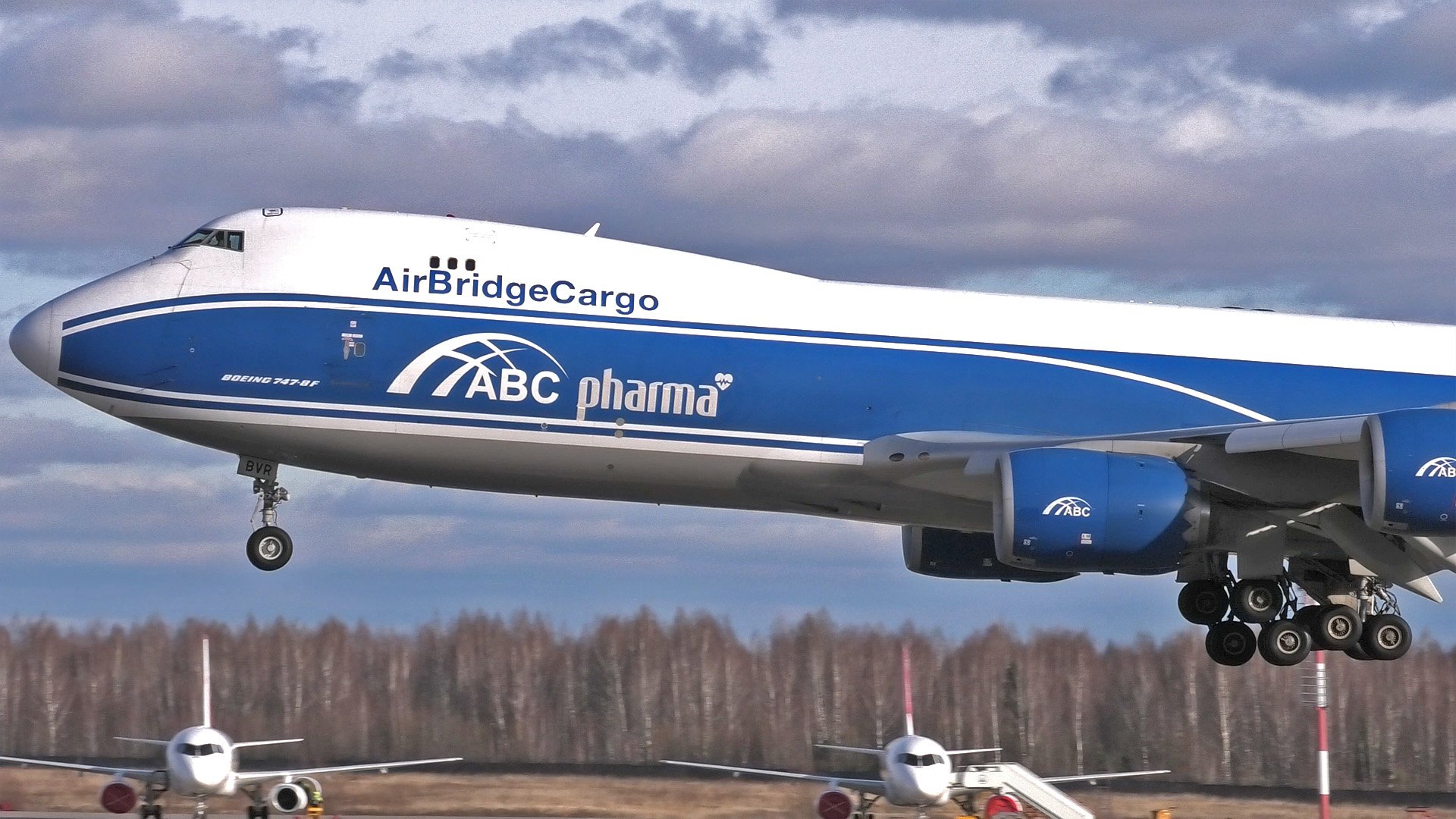 Посадка и антипосадка. Одно видео, один самолёт: Boeing 748F, AirBridgeCargo, VQ-BVR