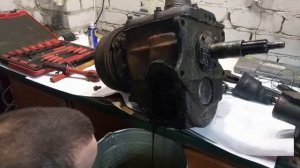 ГАЗ-53 "РЖАВЫЙ" Снятие и дефектовка КПП.