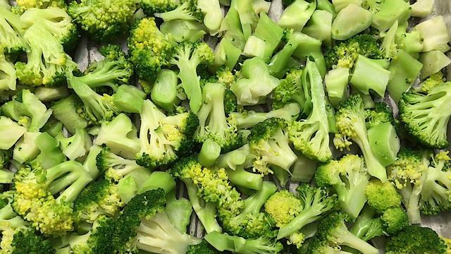 How To Freeze Broccoli And Vacuum Seal WITHOUT A Vacuum Sealer!