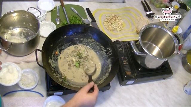 Тайский кокосовый суп Том кха с курицей смотреть онлайн