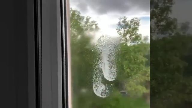 Удаляем следы клея с окна Антистикер-Аэрозолем