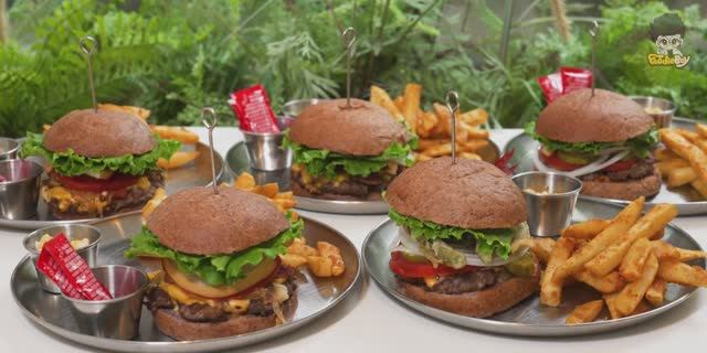 Корейская уличная еда. Бургеры вручную. От хлеба и соуса.