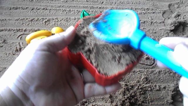 Лепим куличики из песка и учим цвета Паравозик Дом Лисёнок смотреть онлайн