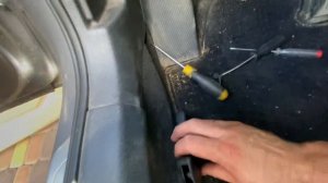 Как правильно снять ручку открытия капота и подставки отдыха ноги Фольксваген пассат