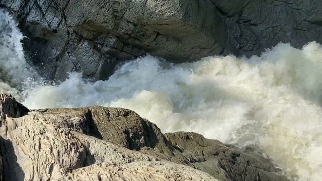 ОСЛЕПИТЕЛЬНАЯ КРАСОТКА! Вот как выглядит жена актера - Озджан Дениз смотреть онлайн